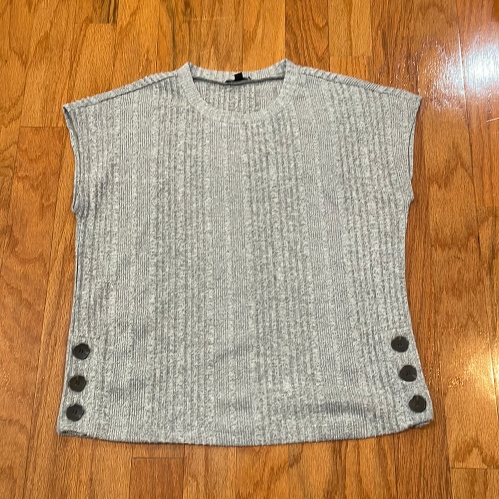 A.U.W Woman’s Sweater Size Large Gray Lightweight Button details Sleeveless Vest